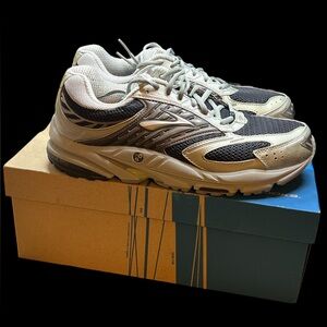 Size 10.5 WIDTH - Beast  MEDIUM USA Magnum/Sivr/Blk/Tarn D 1100521D091.105